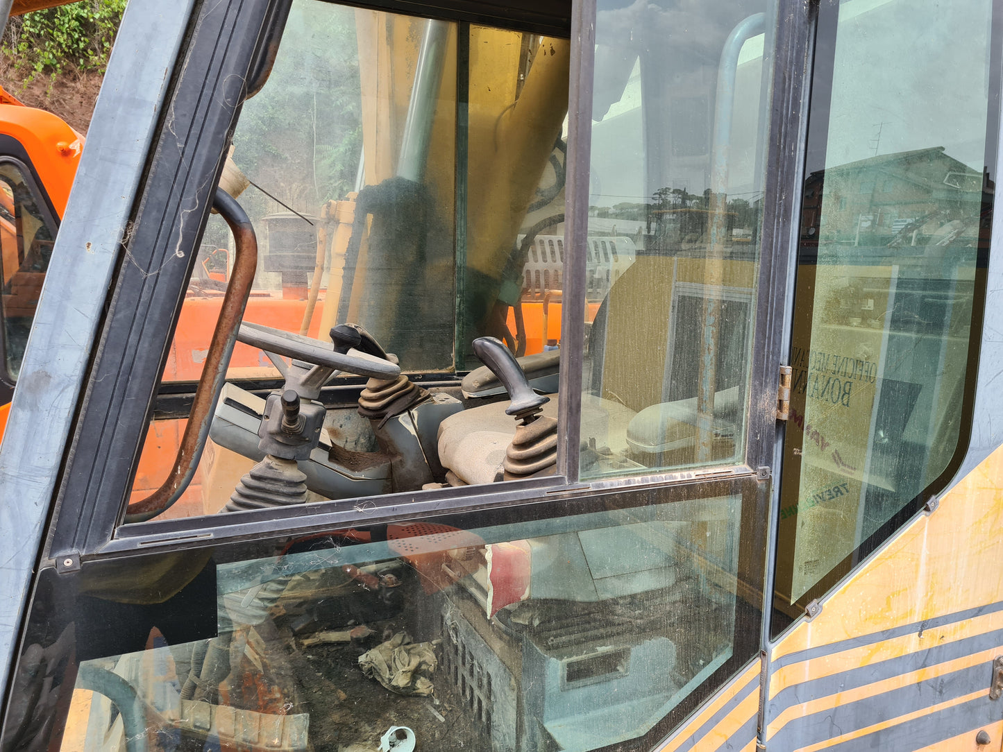 Escavatore gommato case proclain