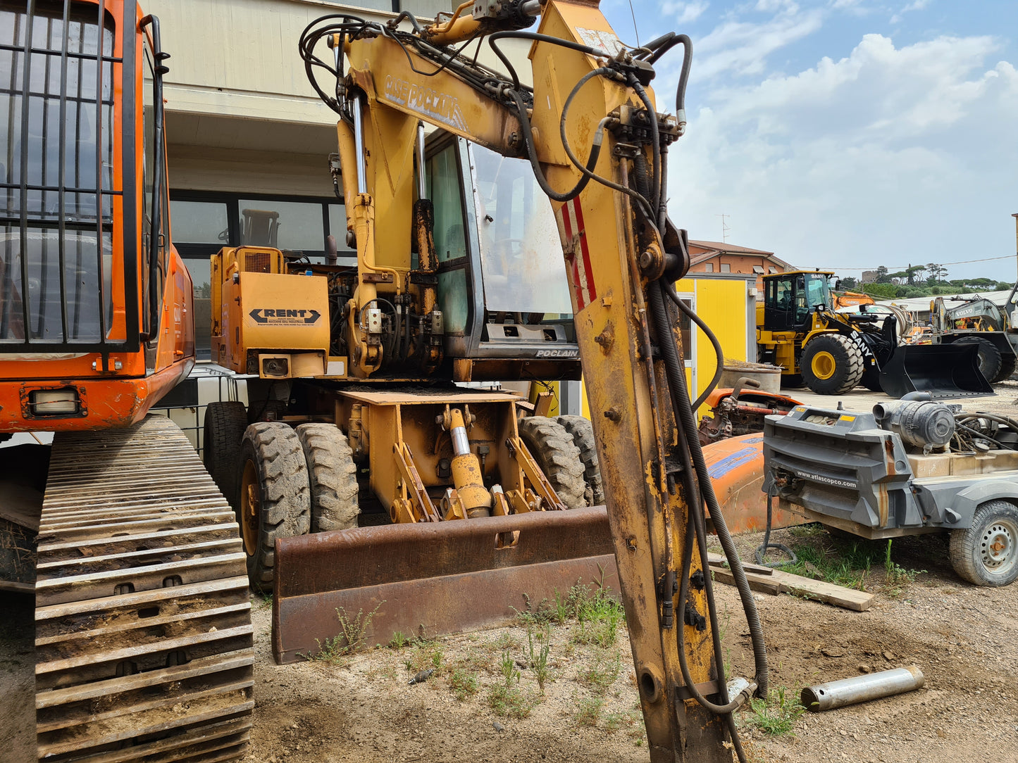 Escavatore gommato case proclain