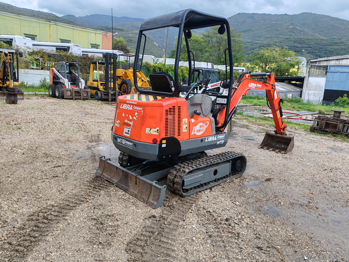 Mini escavatore libra 18 quintali Carro variabile  (VENDUTO)